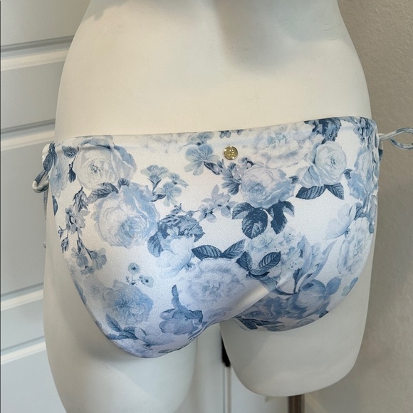 Victoria's Secret Blue Floral Bikini Top - Picture 6 of 12